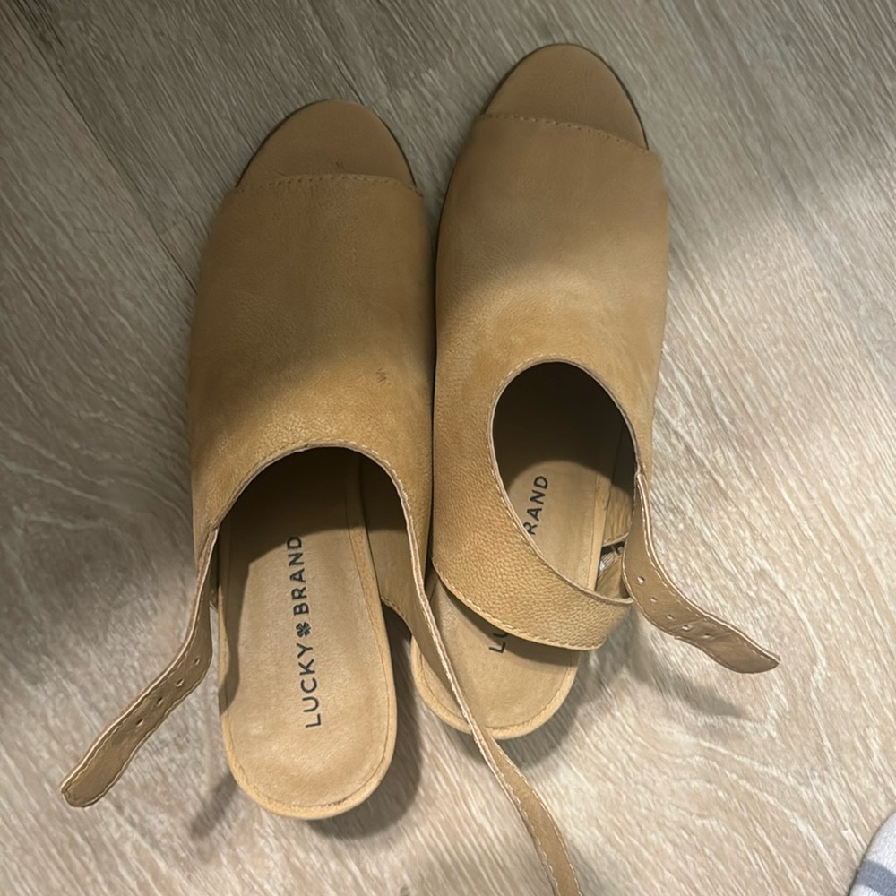 NWOT Lucky Brand open toed pumps